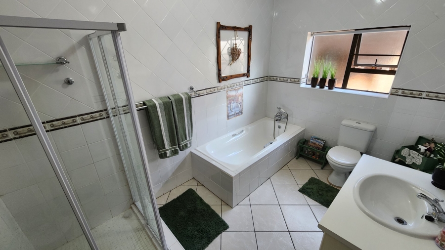 6 Bedroom Property for Sale in Fraaiuitsig Western Cape